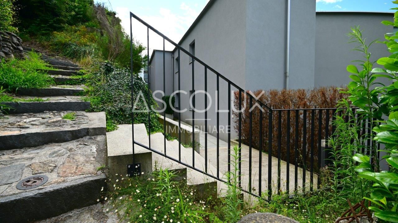 Außenbereich mit Treppen und Zaun