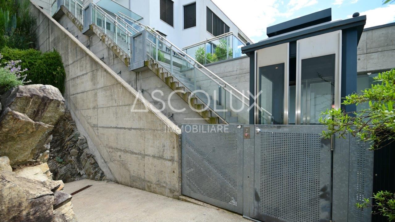 Moderne Außenansicht mit Betonmauer und Zugangstor