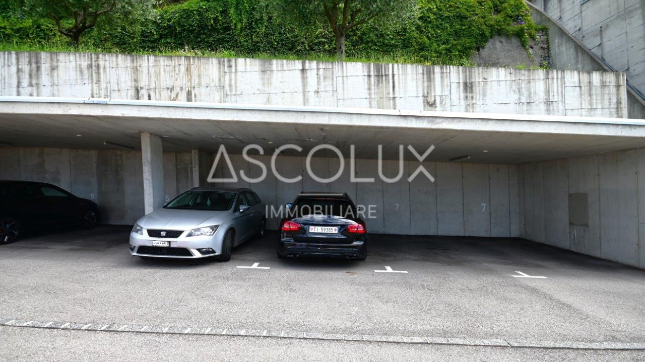 Überdachter Parkplatz mit mehreren Stellplätzen