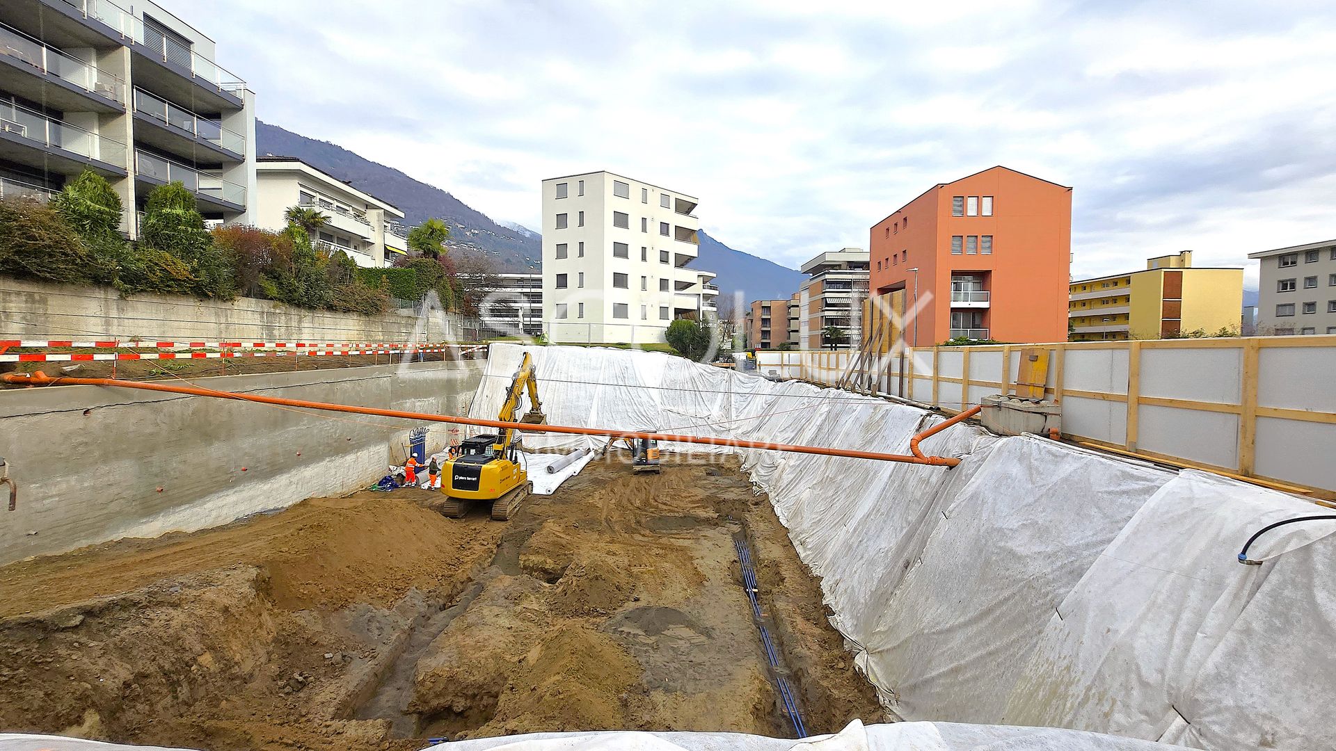 Große Baustelle mit ausgehobener Baugrube