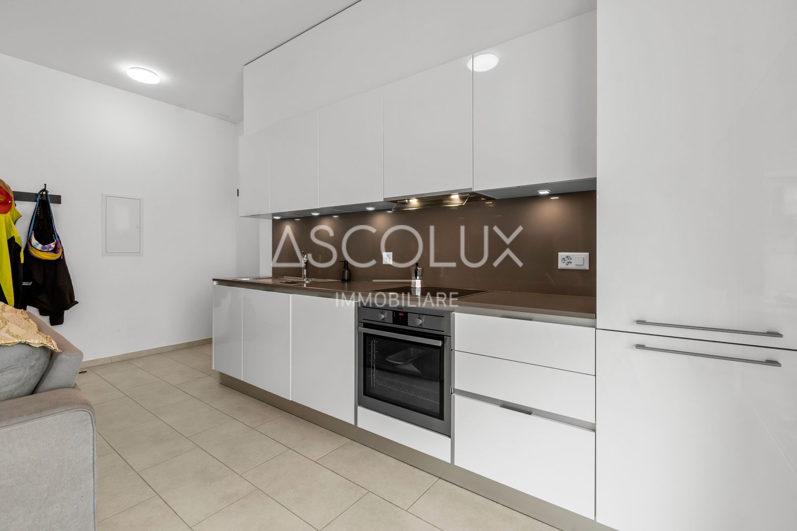 Moderne Einbauküche in heller Wohnung