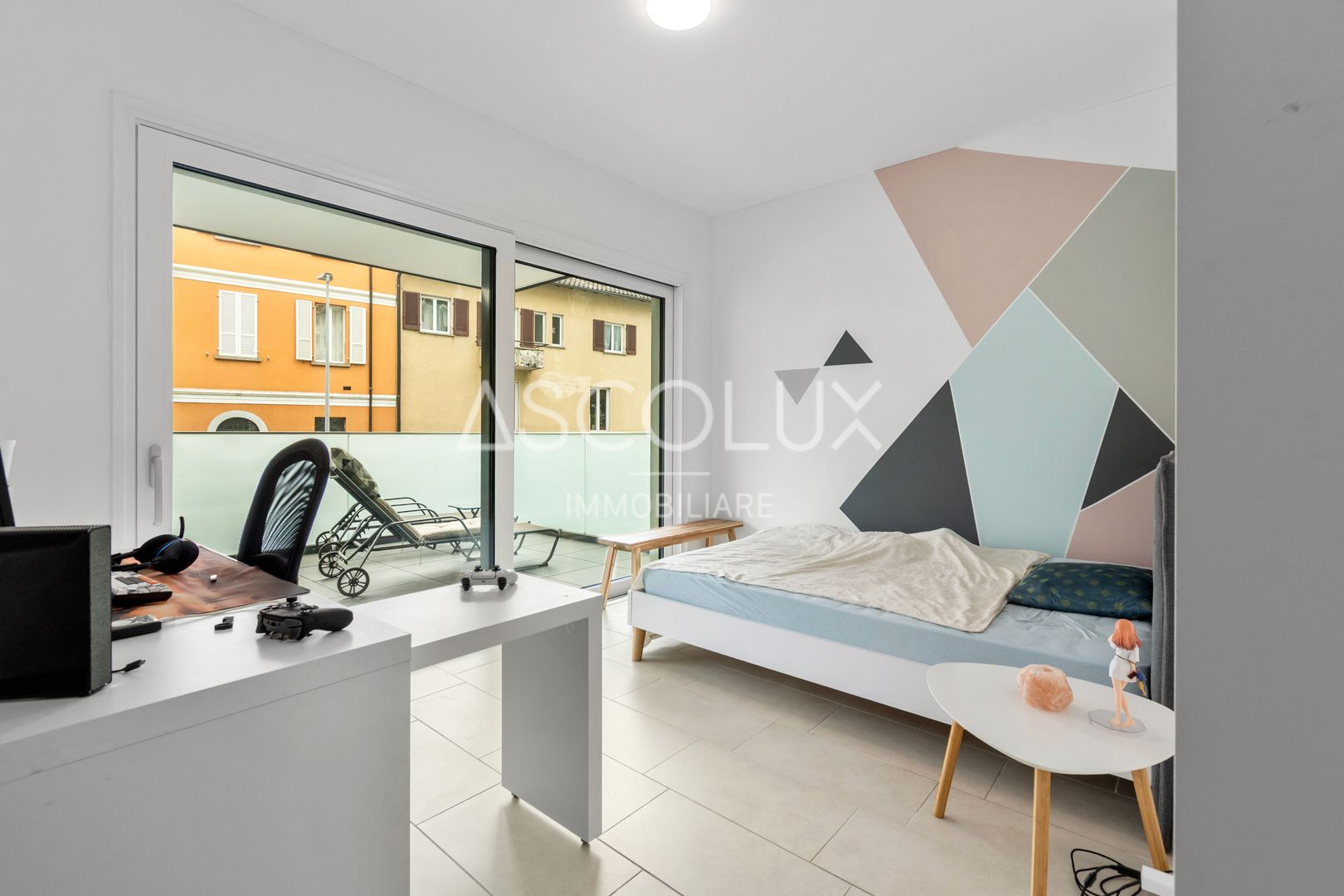 Modernes Schlafzimmer mit Balkonzugang