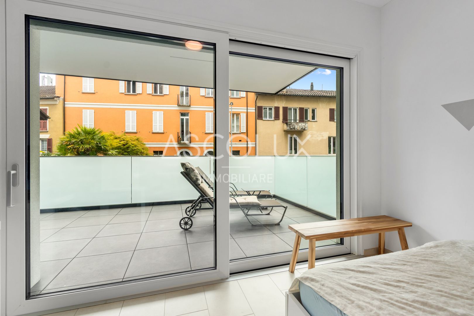 Schlafzimmer mit Balkonblick