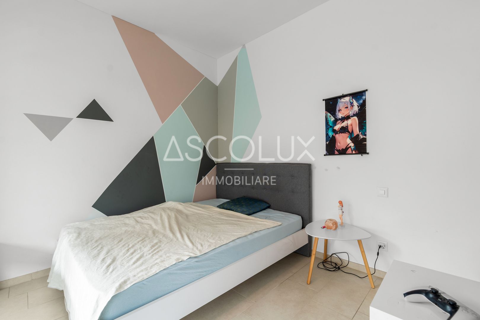 Modernes Schlafzimmer mit geometrischer Wandgestaltung