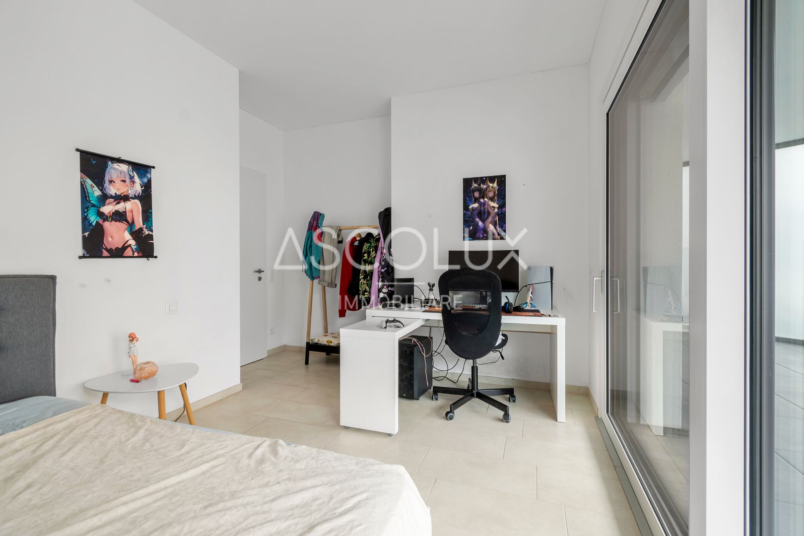 Helles Schlafzimmer mit Arbeitsbereich und Balkonzugang