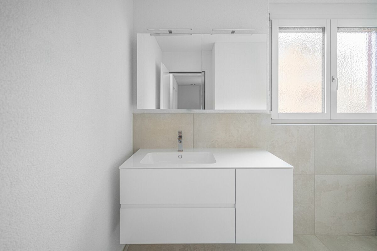 Helles Badezimmer mit Waschtisch und Spiegelschrank