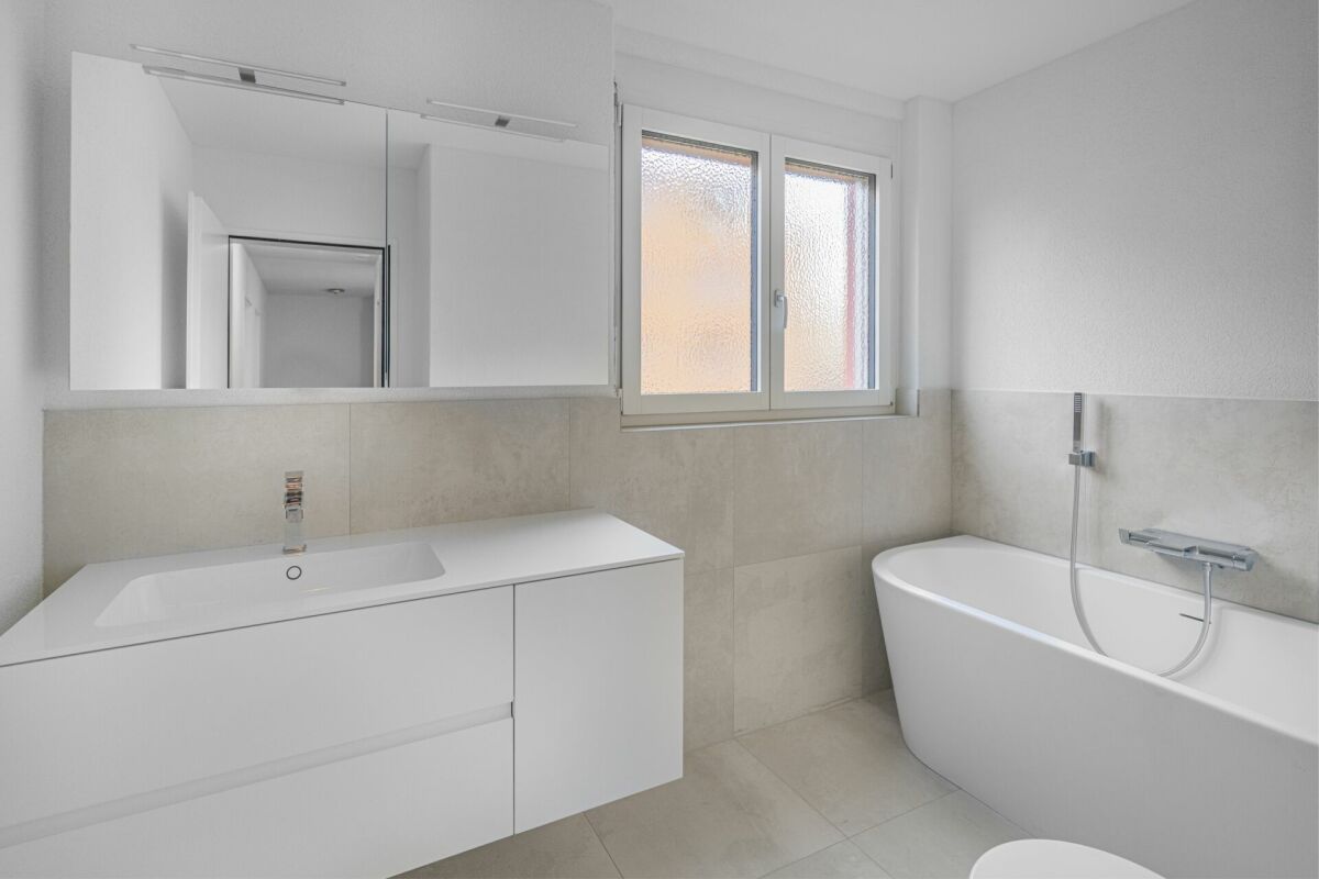 Modernes Badezimmer mit Wanne und Waschtisch