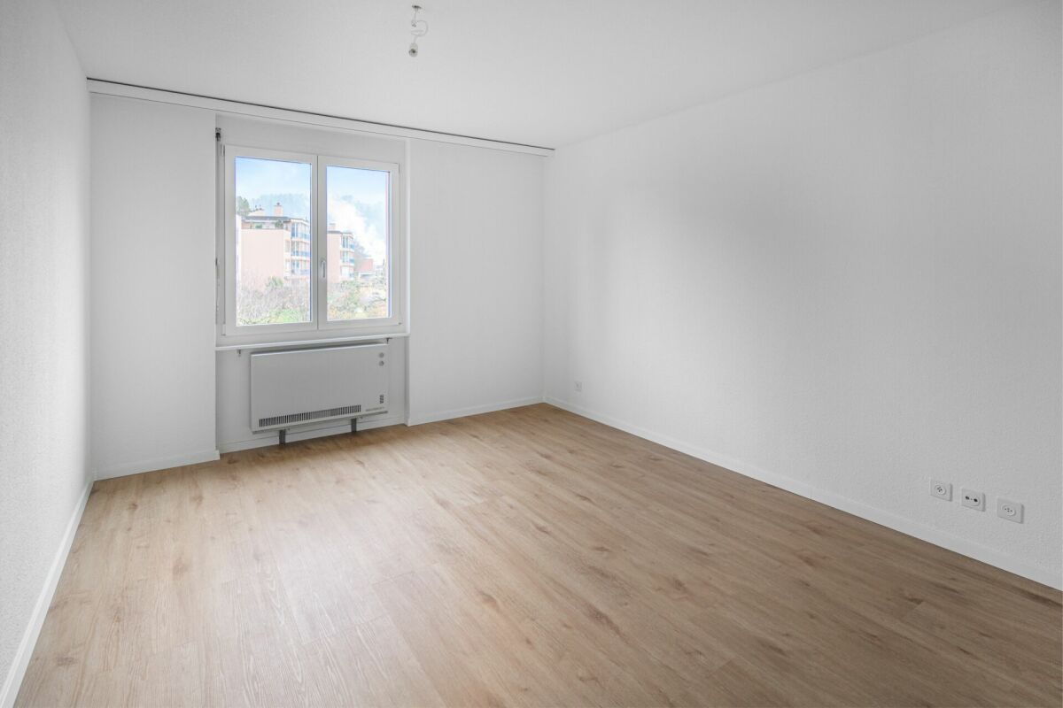 Leerer heller Wohnraum mit Fenster