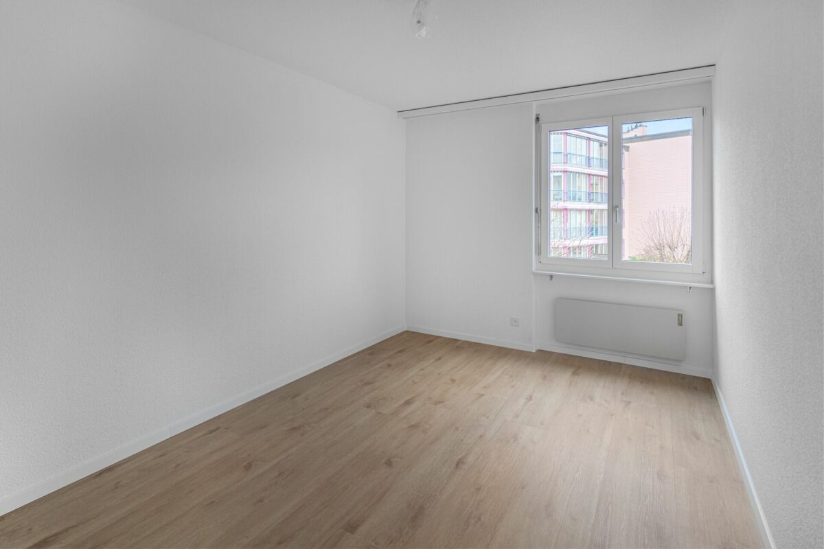 Leerer, heller Wohnraum mit Fenster