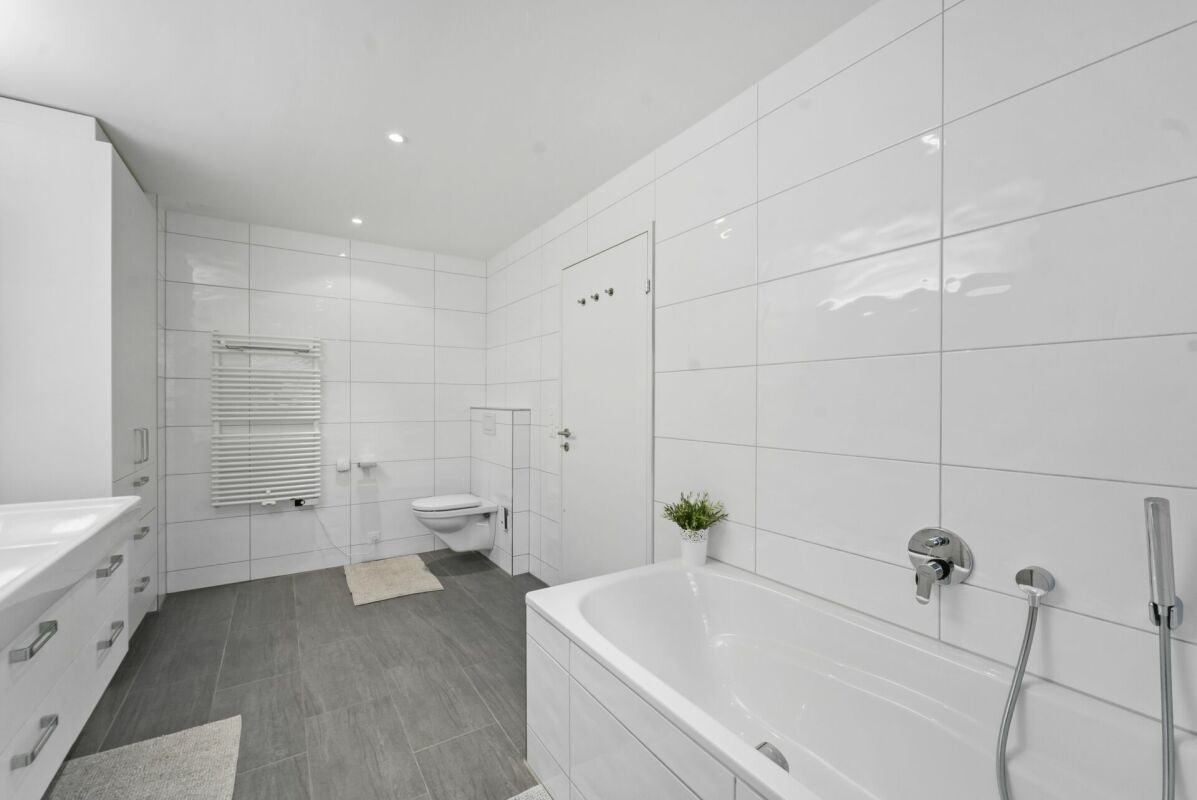 Modernes weißes Badezimmer mit Badewanne