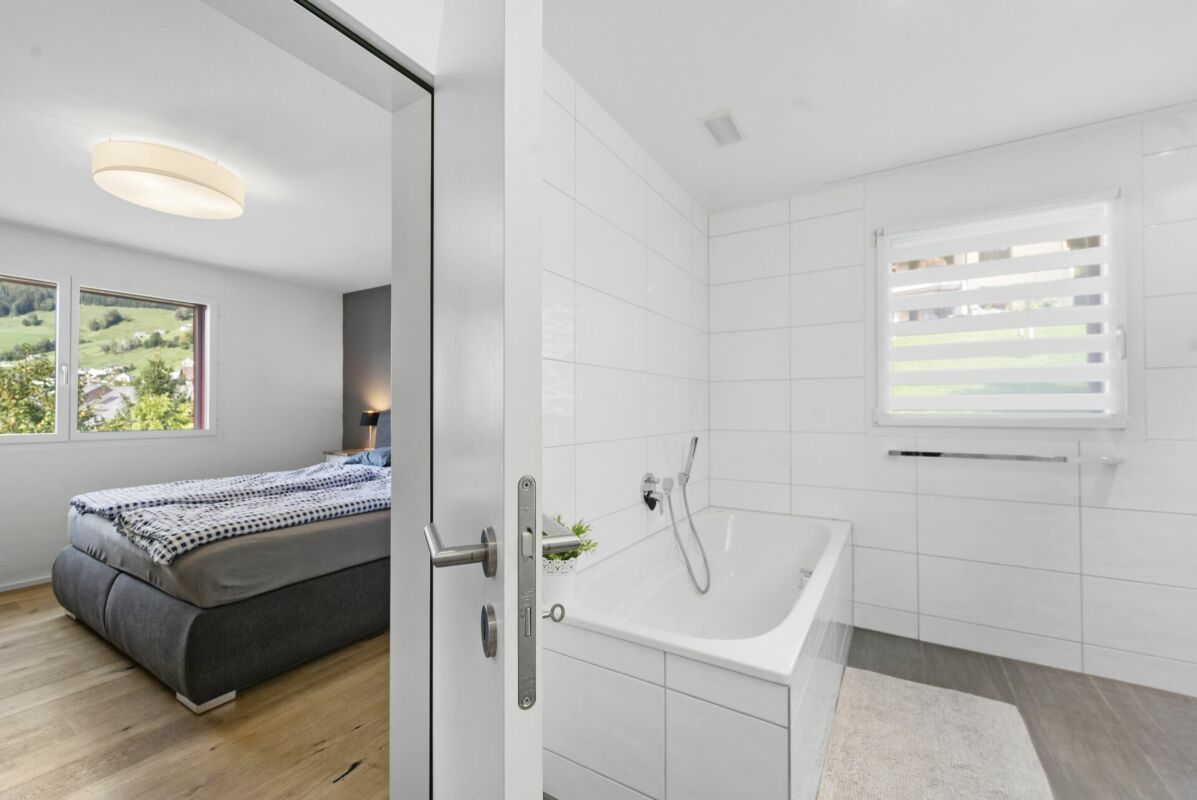 Schlafzimmer mit angeschlossenem Bad