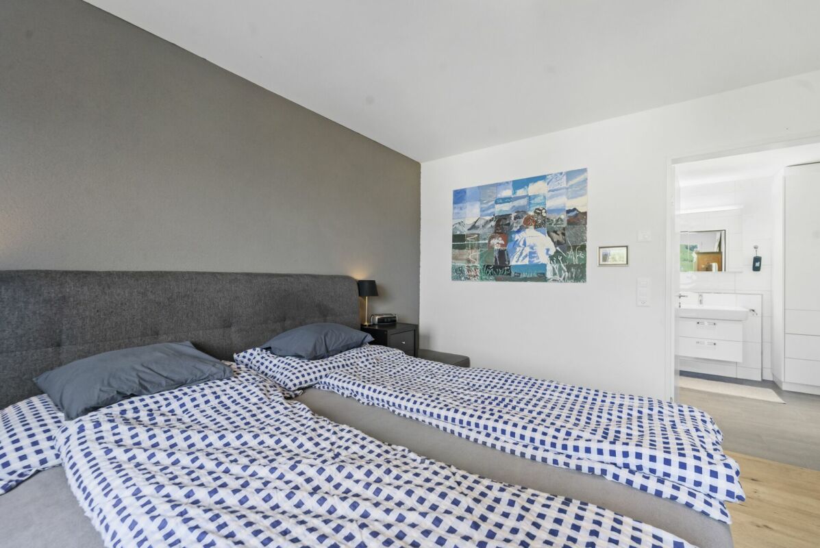 Modernes Schlafzimmer mit Blick ins Bad