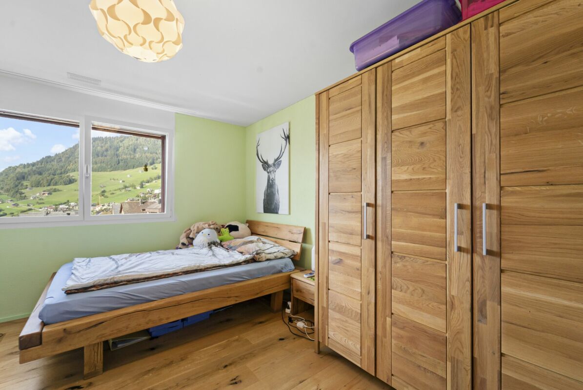 Schlafzimmer mit Holzmöbeln und Bergblick