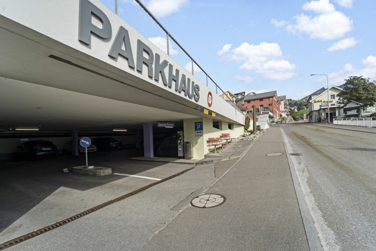 Parkhaus an der Straße