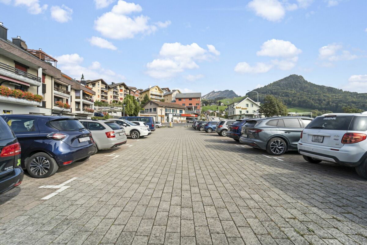 Parkplatz mit Bergkulisse