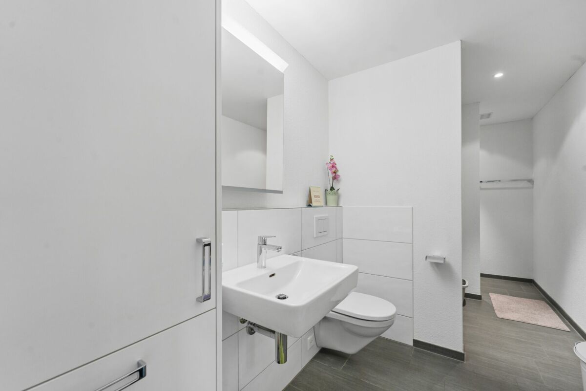 Modernes Gäste-WC mit Waschtisch und Wand-WC