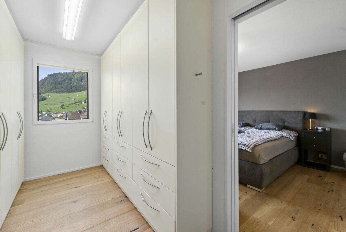 Begehbarer Kleiderschrank mit angrenzendem Schlafzimmer
