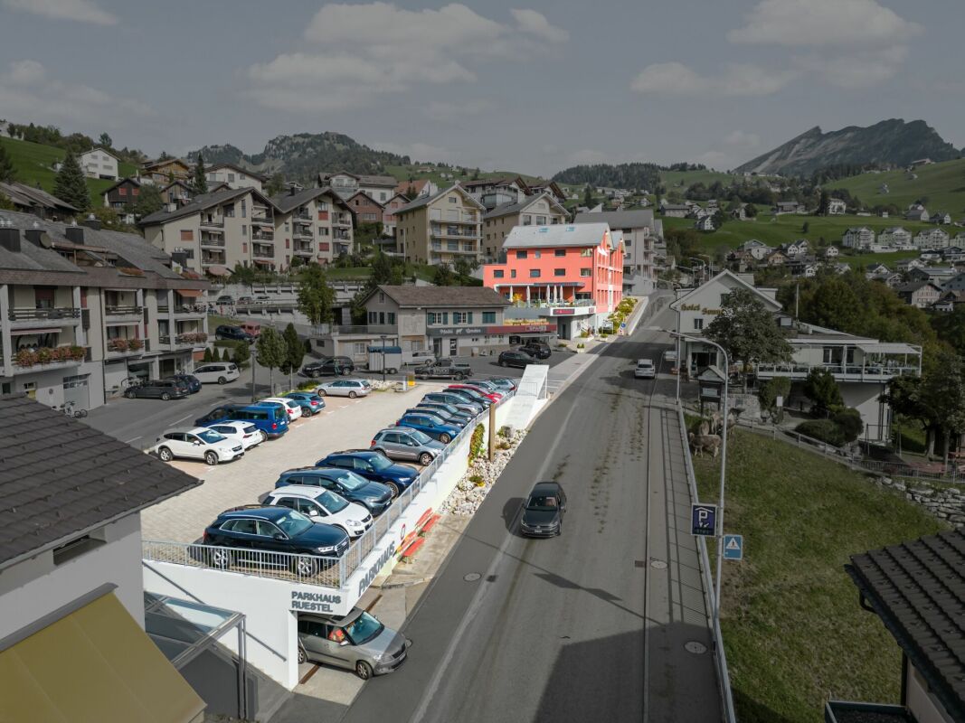 Städtische Bergansicht mit Parkhaus und Straße