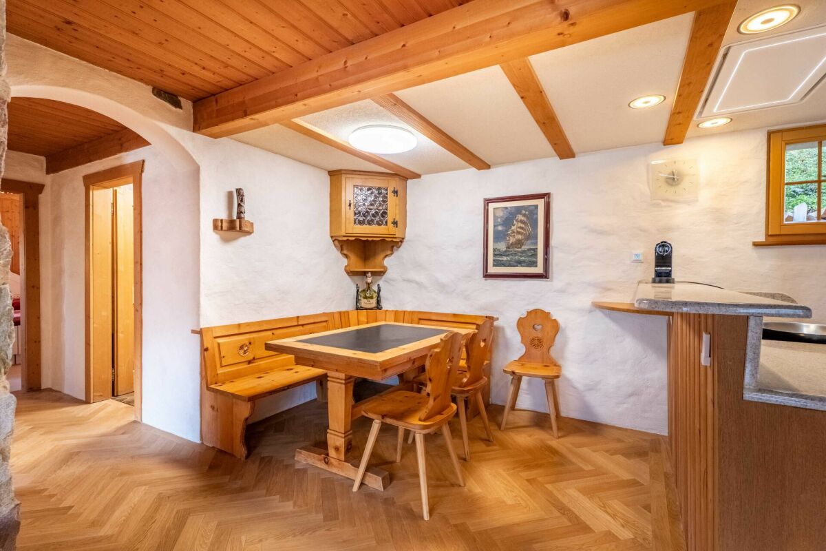 Gemütlicher Essbereich mit Holzdeckenbalken