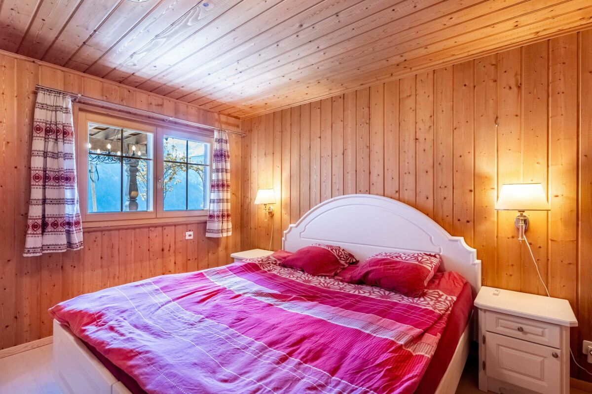 Gemütliches Holzschlafzimmer mit Doppelbett