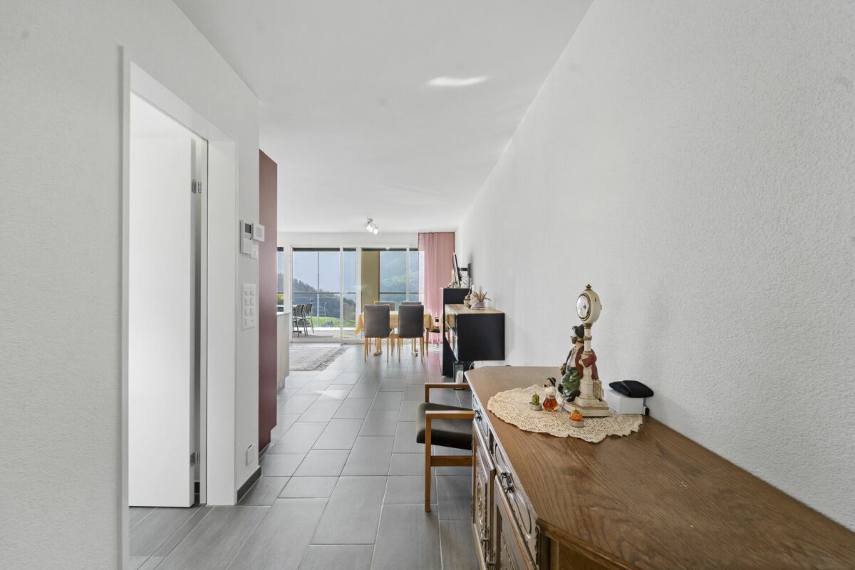 Heller Flur mit Blick ins Wohn- und Esszimmer