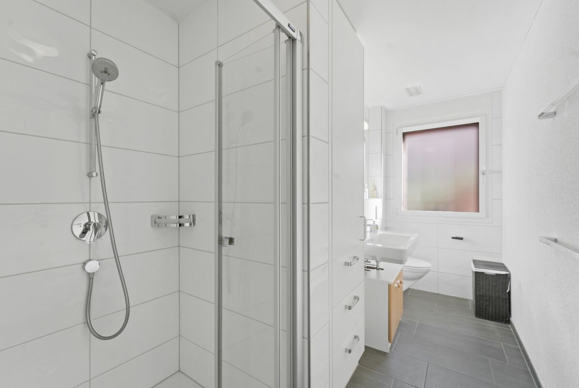 Modernes Badezimmer mit Dusche und WC