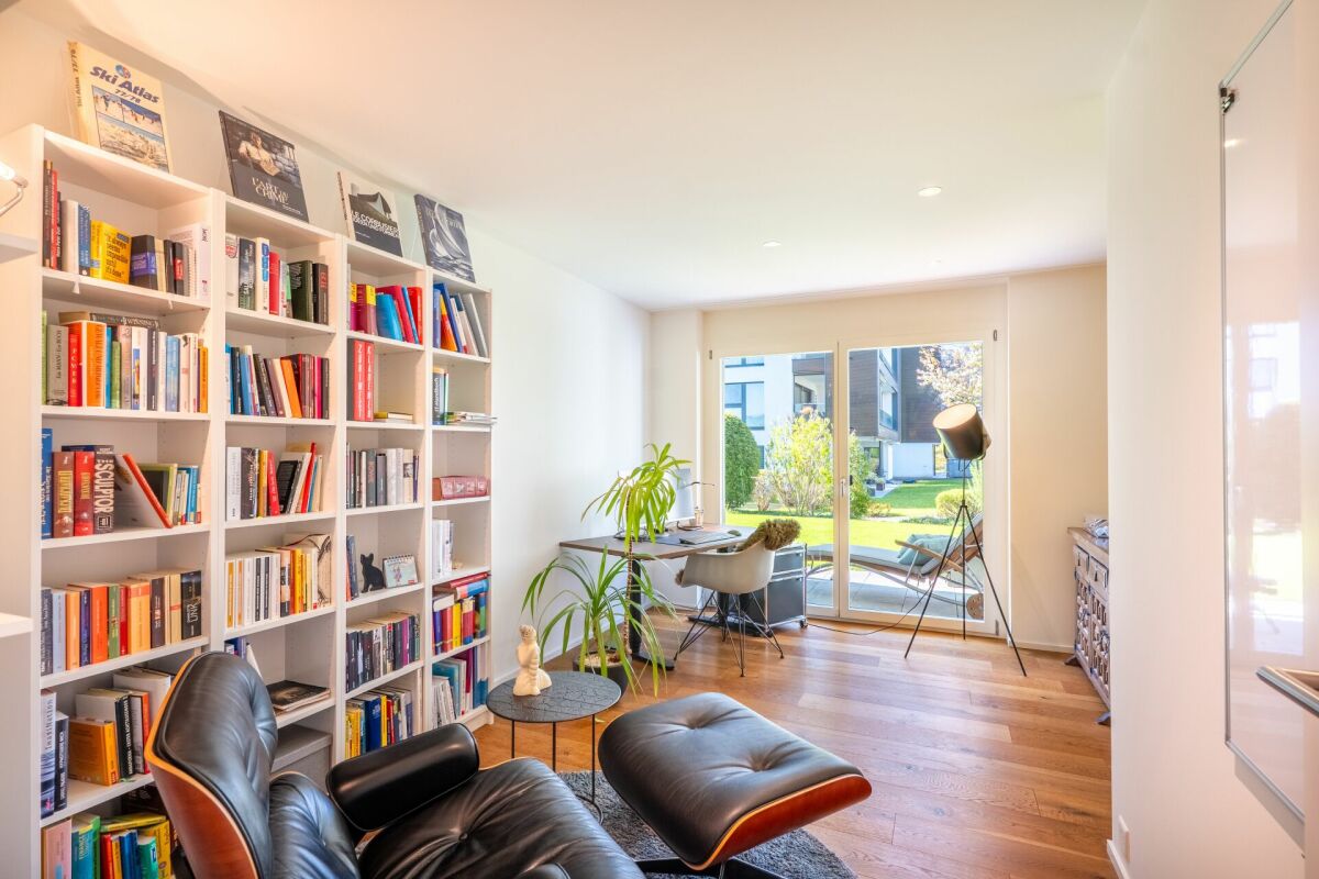 Helles Arbeitszimmer mit Bibliothek