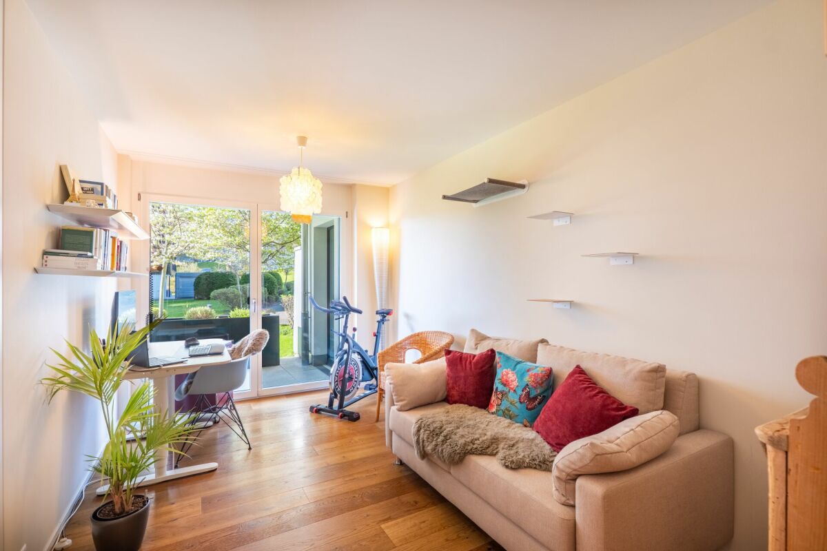 Helles Wohnzimmer mit Gartenzugang
