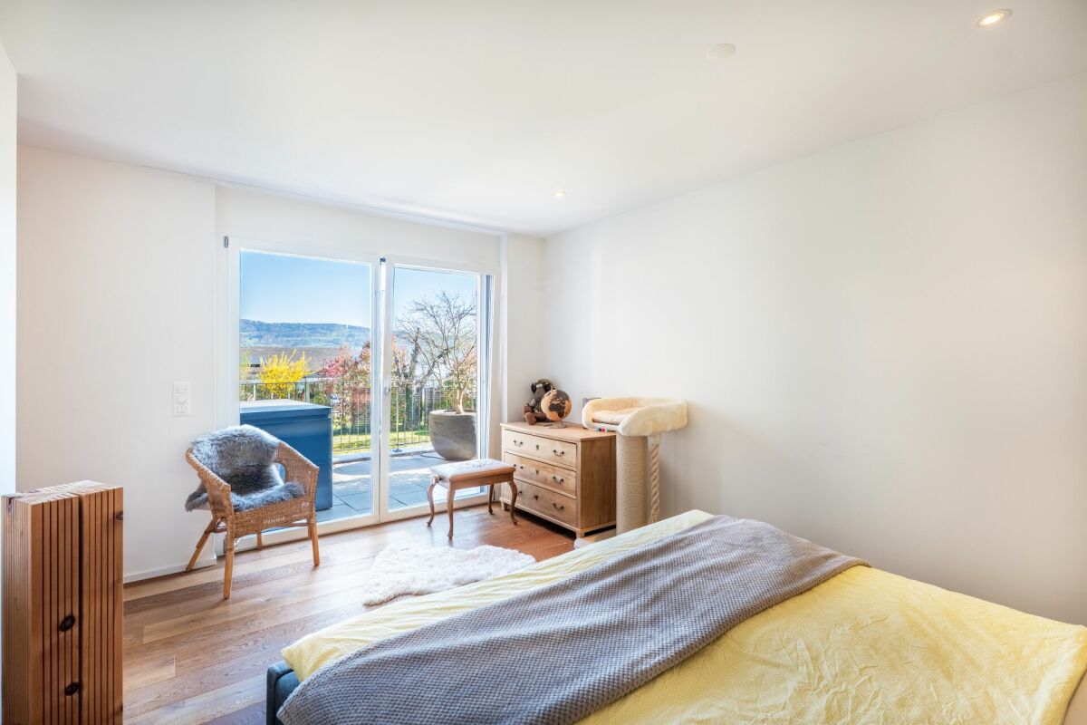 Helles Schlafzimmer mit Terrasse und Gartenblick