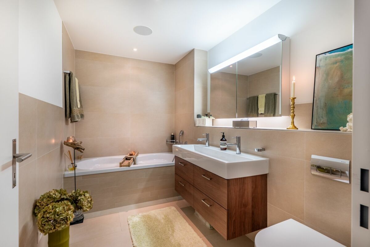 Modernes Badezimmer mit Badewanne und Waschtisch