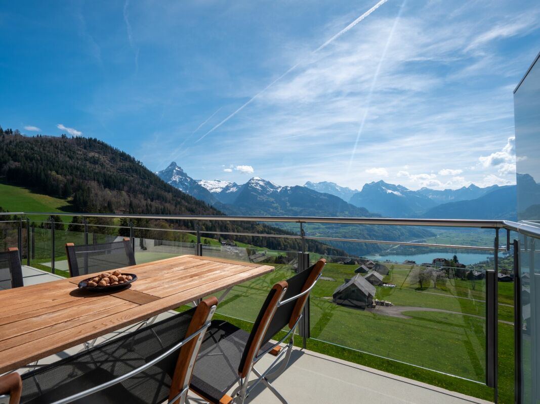 Balkon mit Bergpanorama