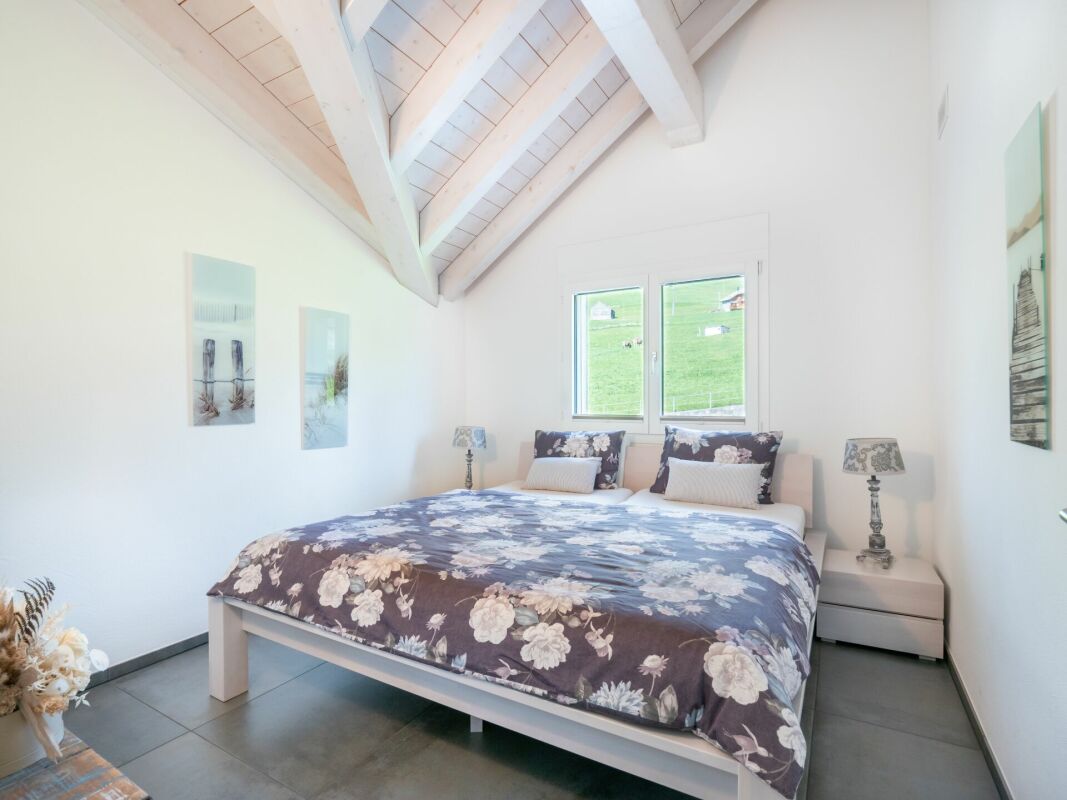 Helles Schlafzimmer mit Dachschräge