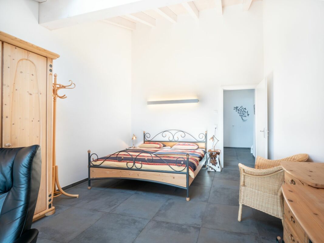 Helles Schlafzimmer mit rustikalen Holzmöbeln
