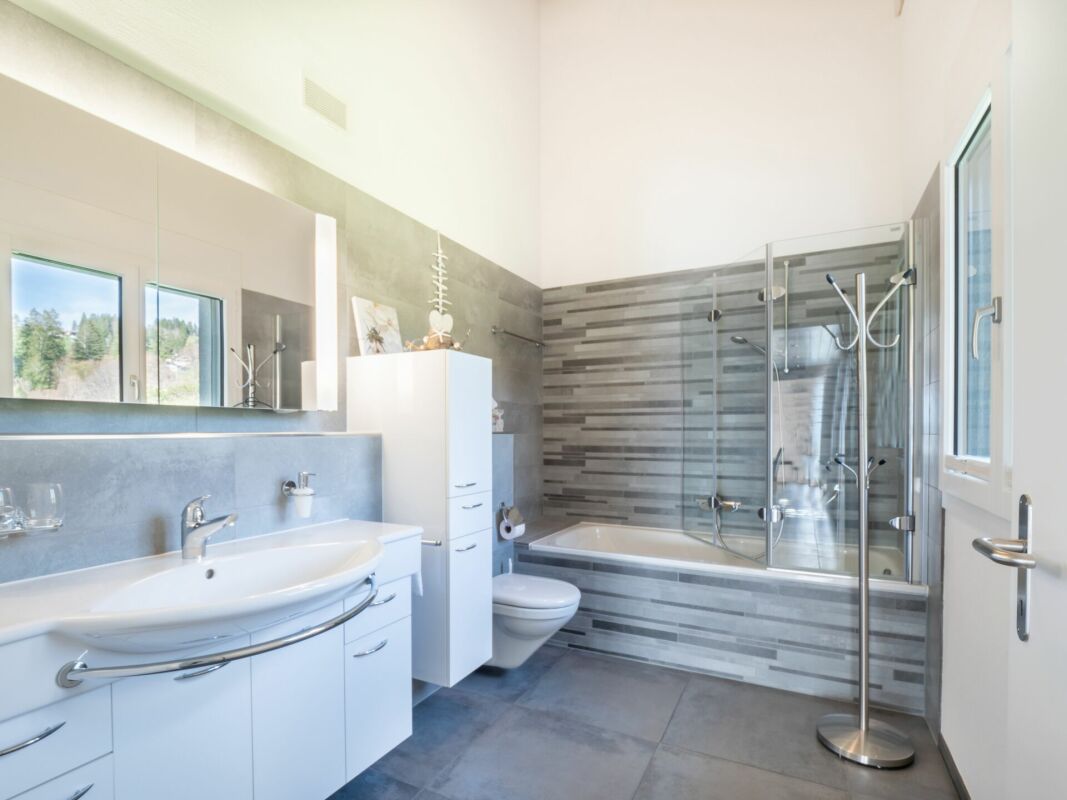 Modernes Badezimmer mit Wanne und Doppelwaschtisch