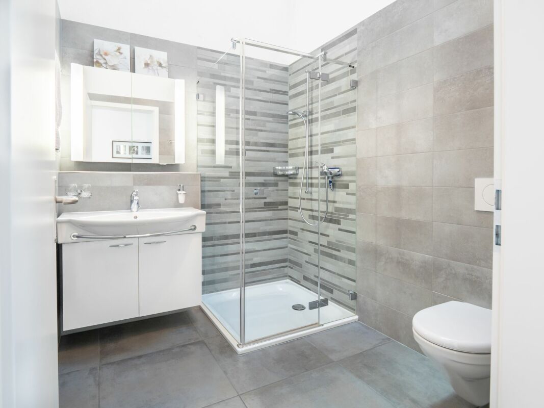 Modernes Badezimmer mit Glasdusche