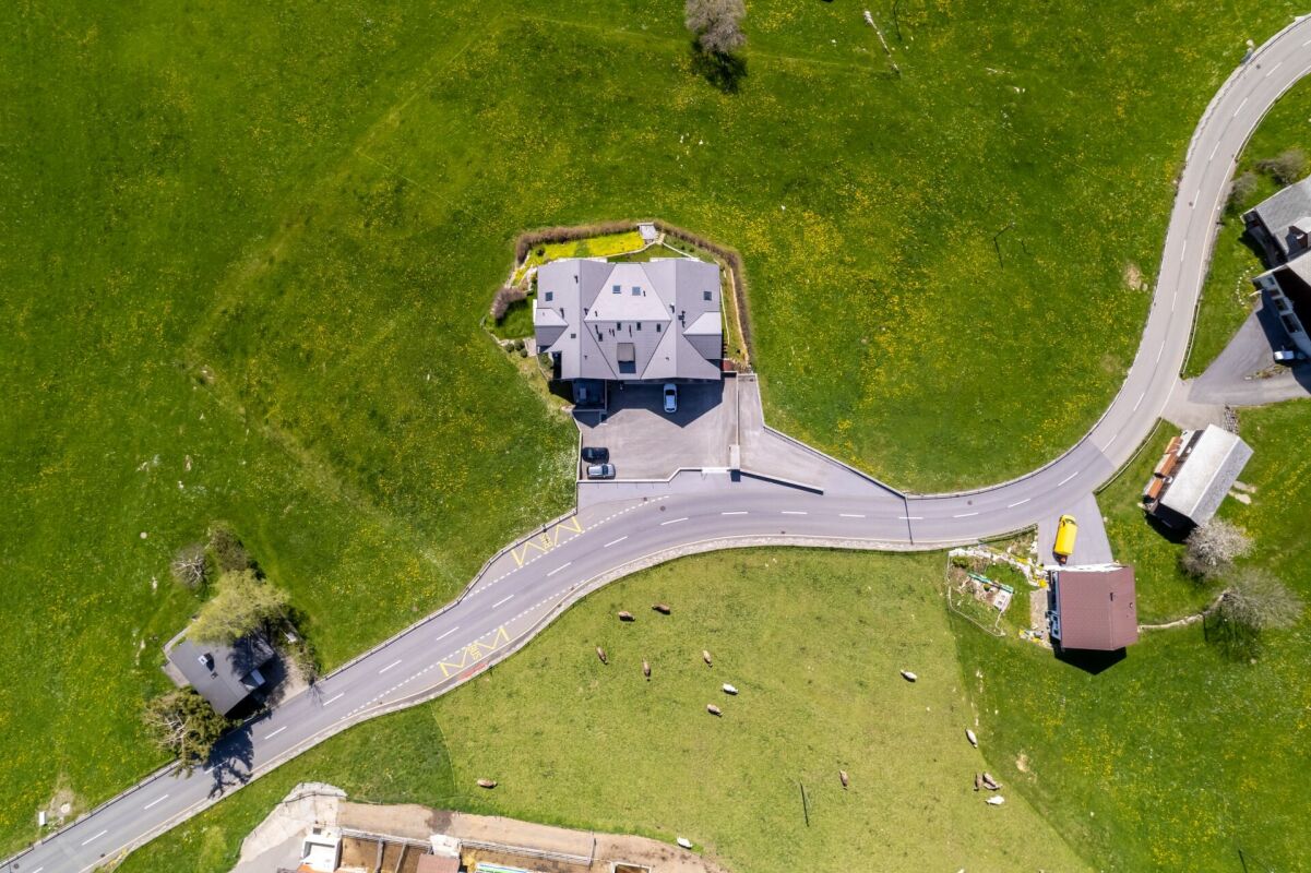 Luftaufnahme eines Hauses mit Zufahrt in ländlicher Umgebung