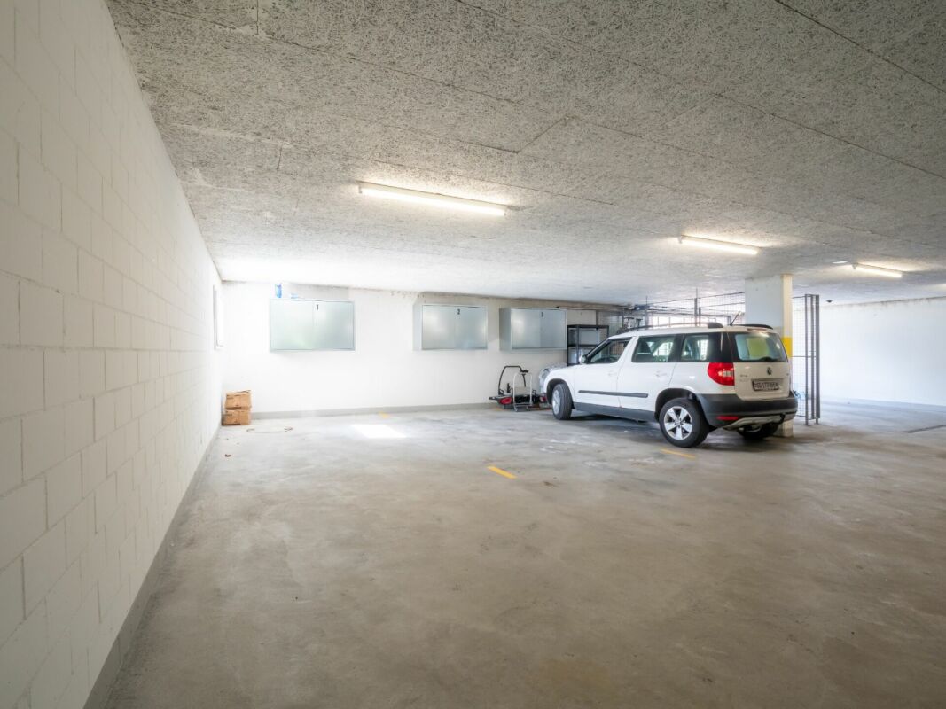 Tiefgarage mit Fahrzeug