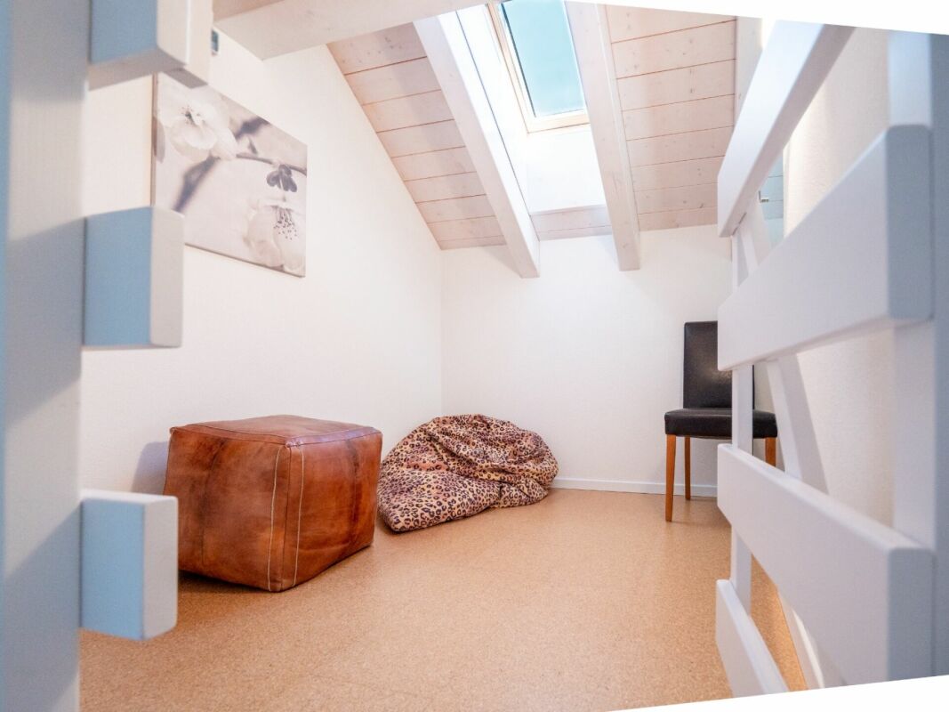 Helles Dachzimmer mit Dachfenster