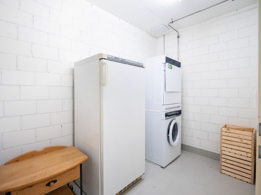 Hauswirtschaftsraum mit Waschmaschine und Gefrierschrank