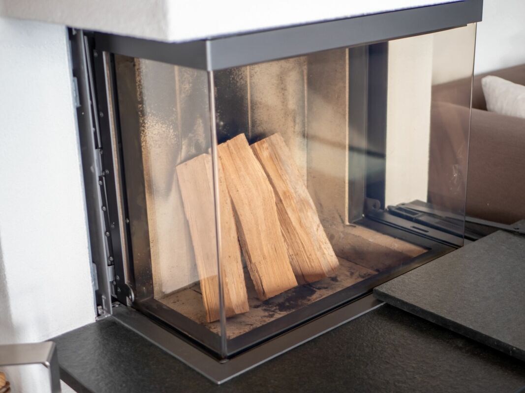 Kamin mit Brennholz