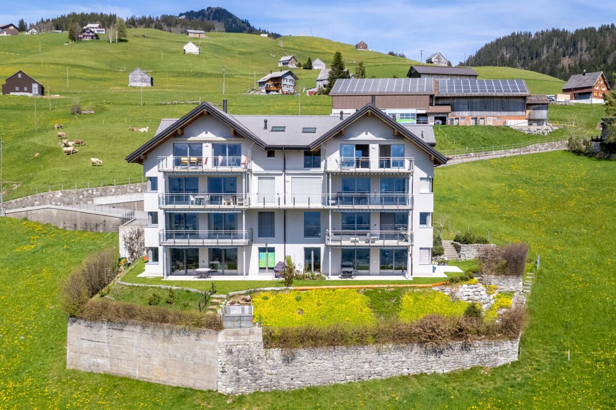 Alpines Mehrfamilienhaus mit Balkonen