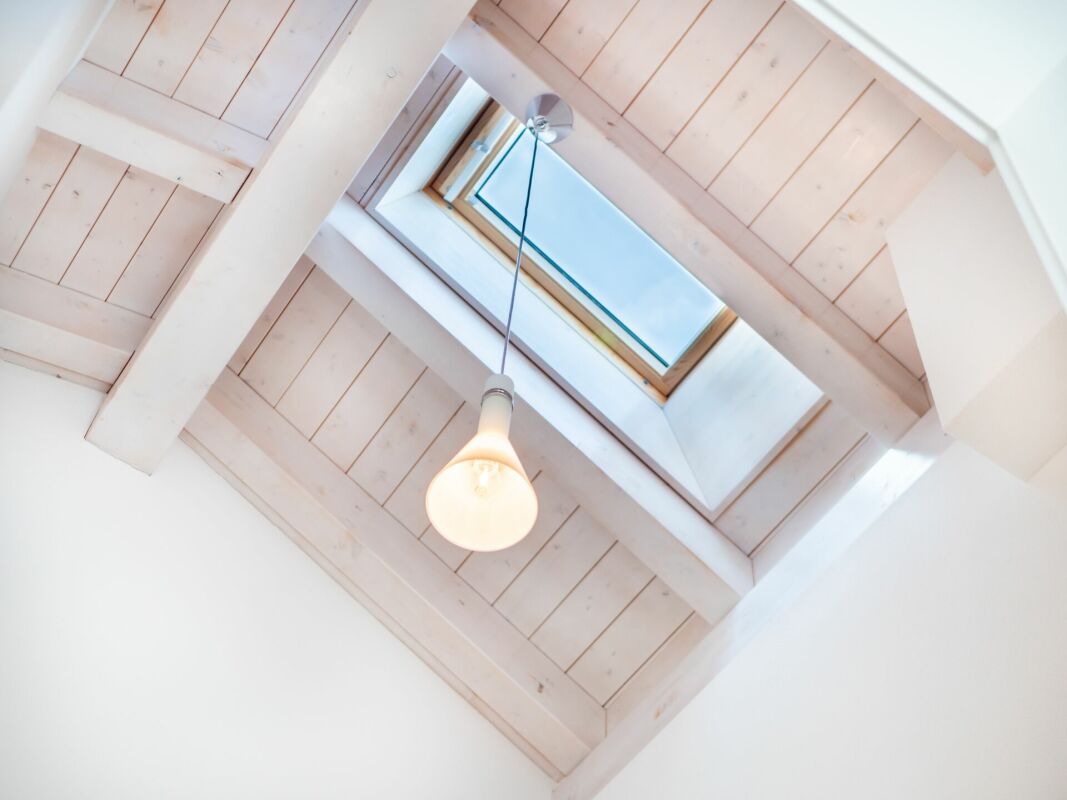 Dachfenster mit Holzdecke