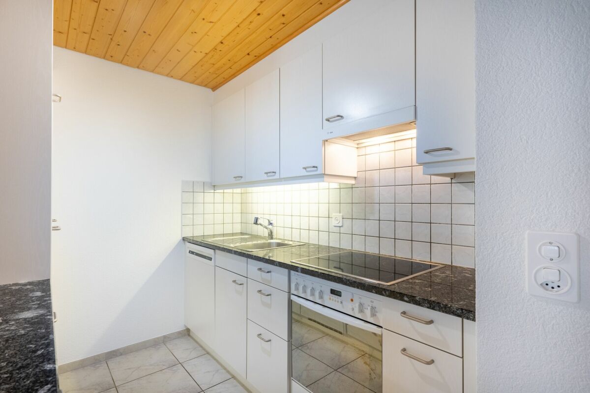 Helle Küchenzeile mit Holzdecke