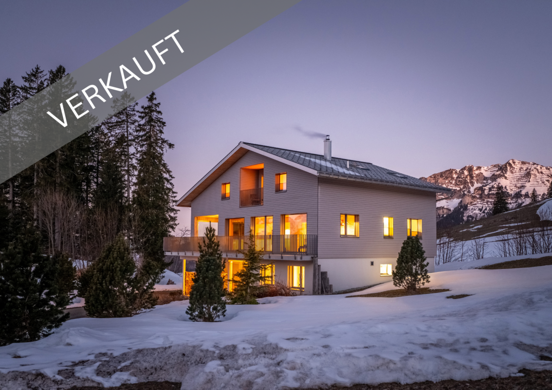 Einfamilienhaus in Berglandschaft bei Dämmerung