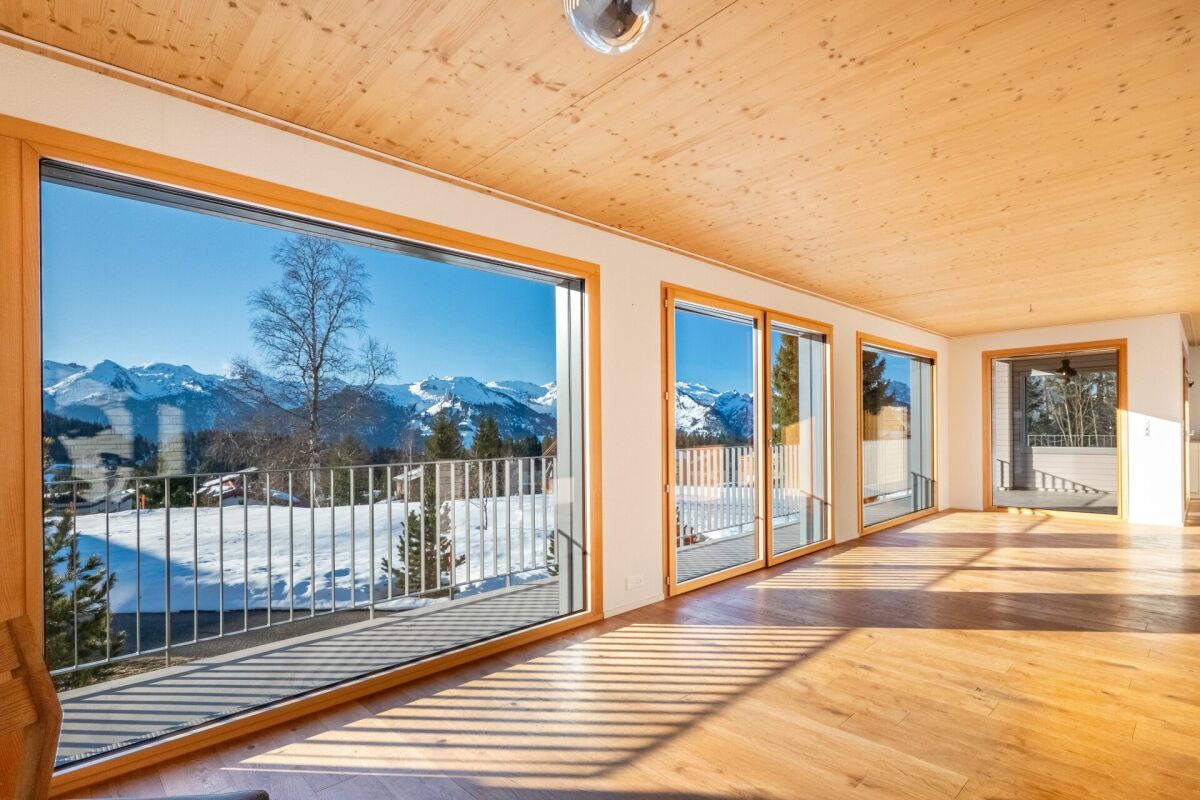 Heller Wohnraum mit Panoramablick und Holzdecke
