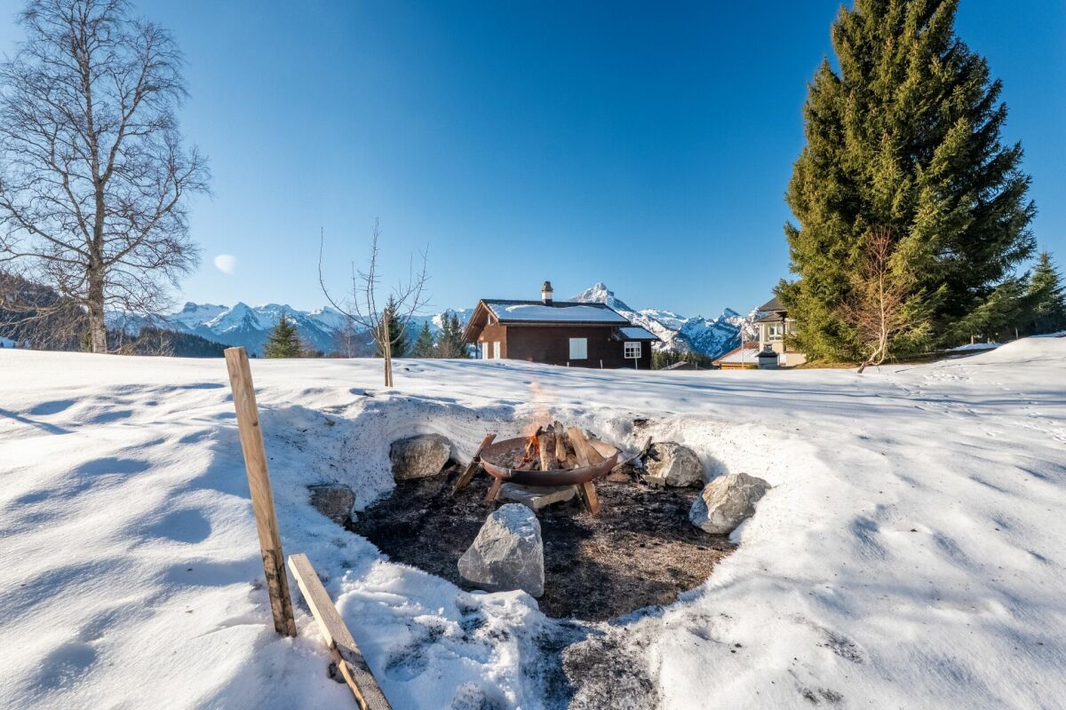 Schneelandschaft mit Feuerstelle und Bergblick