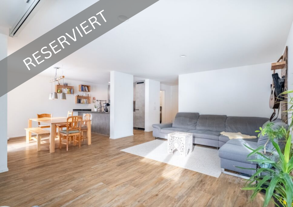 Offener Wohn-Essbereich mit Sofa und Esstisch
