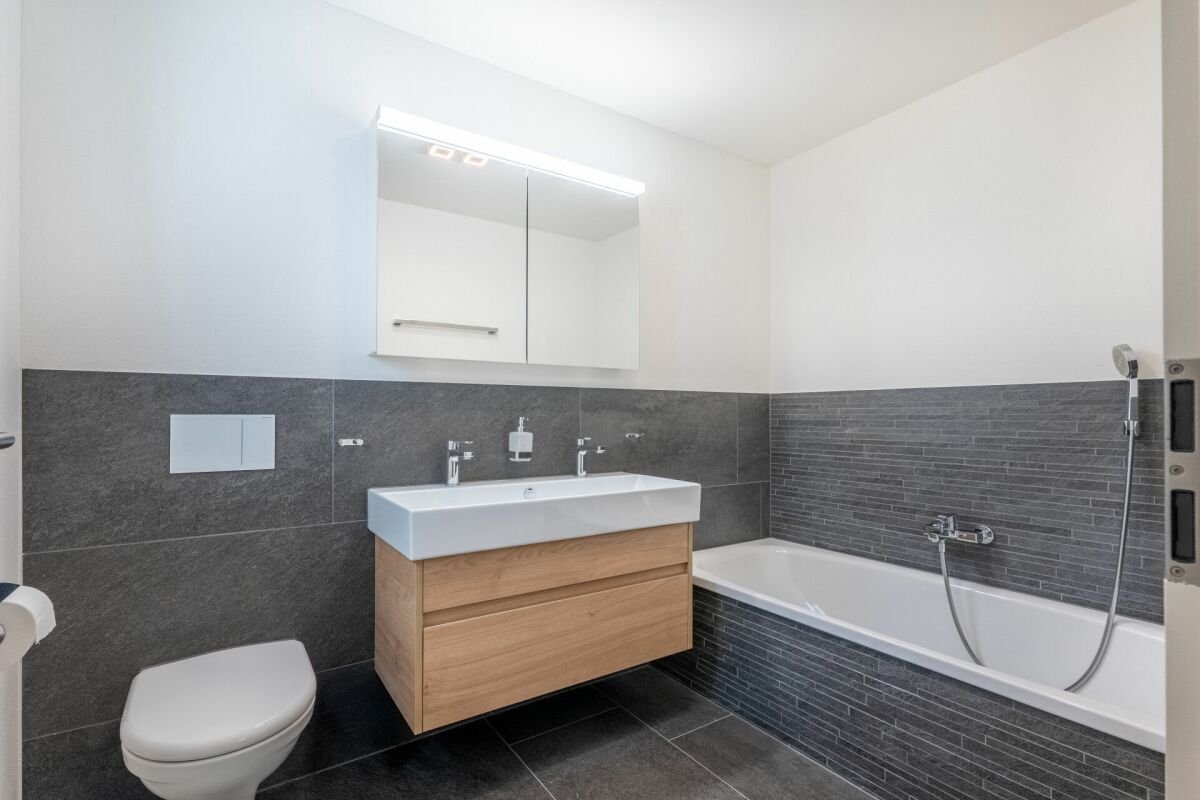 Modernes Badezimmer mit Wanne und Waschtisch