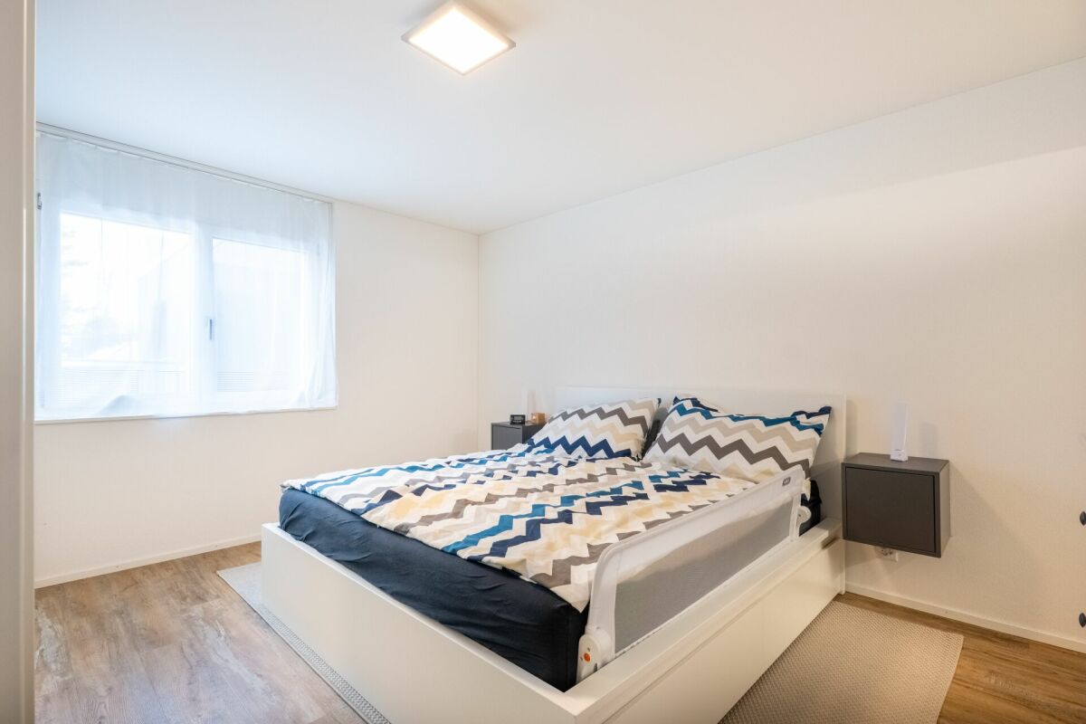 Helles Schlafzimmer mit schlichtem Doppelbett