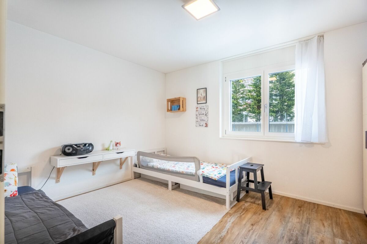 Helles, schlichtes Schlafzimmer mit Einzelbetten und Fensterblick